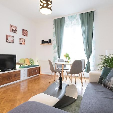 French Balcony - 45M² - Szeneviertel Apartment Viena Exterior foto