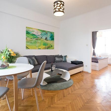 French Balcony - 45M² - Szeneviertel Apartment Viena Exterior foto