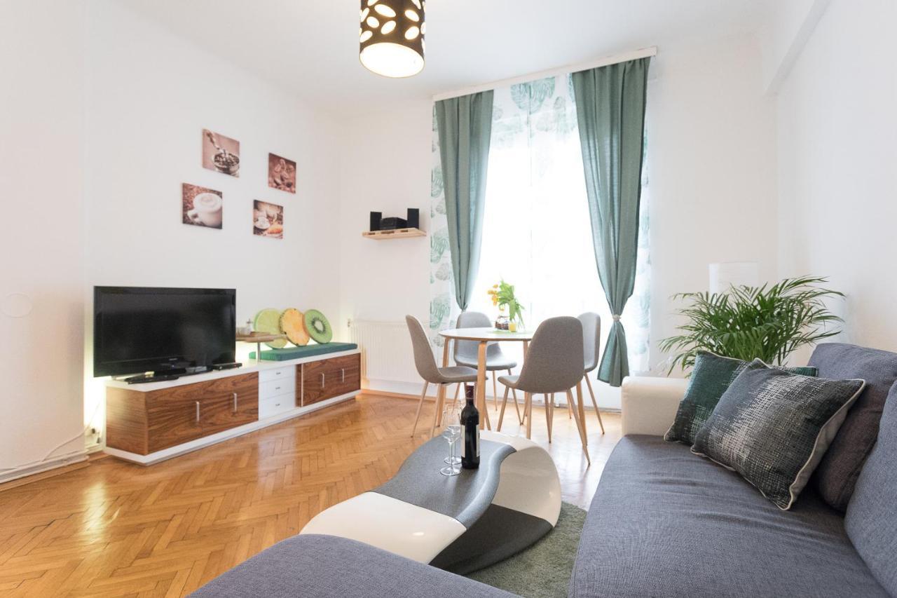 French Balcony - 45M² - Szeneviertel Apartment Viena Exterior foto