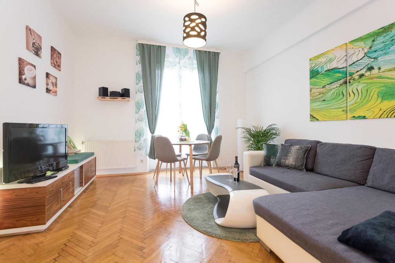 French Balcony - 45M² - Szeneviertel Apartment Viena Exterior foto